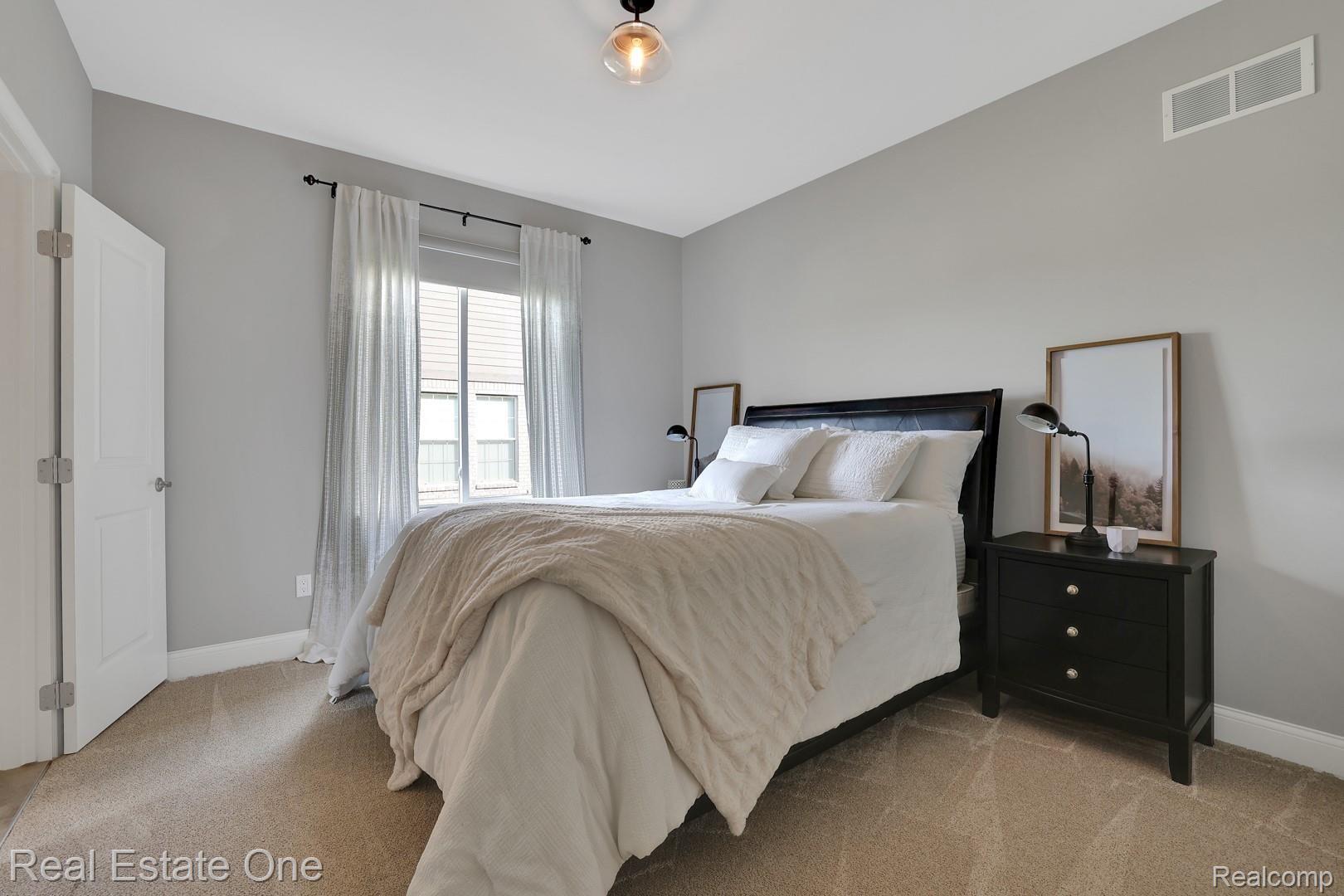 618 Robinson Drive Rochester, MI 48307 - Photo 4 of 47 AY2A1674.jpg