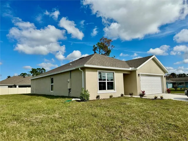 a view of a house with backyard