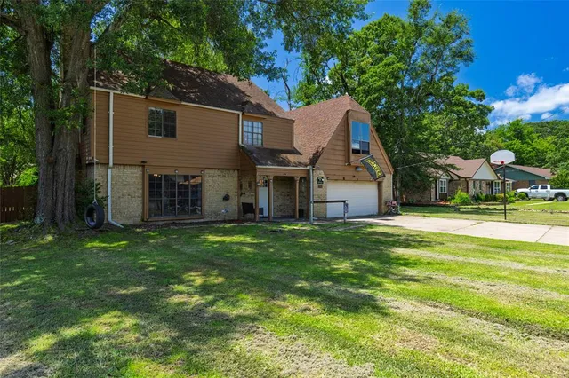 a view of a house with a backyard