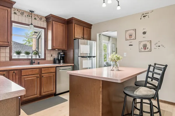 $450,000 | 5324 Clover Drive, Lisle, IL 60532
