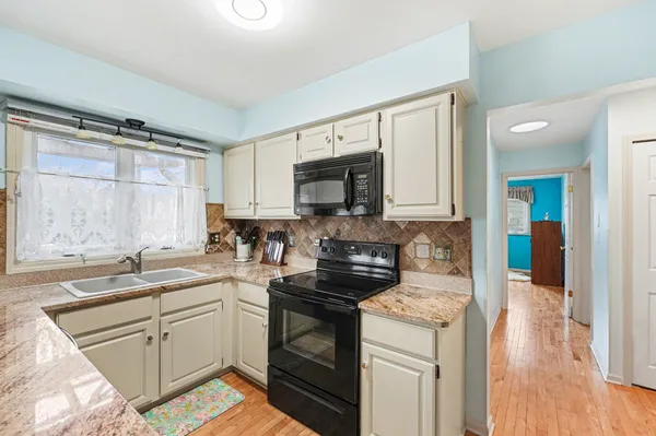 $380,000 | 12301 Pinecrest Drive, Plymouth, MI 48170