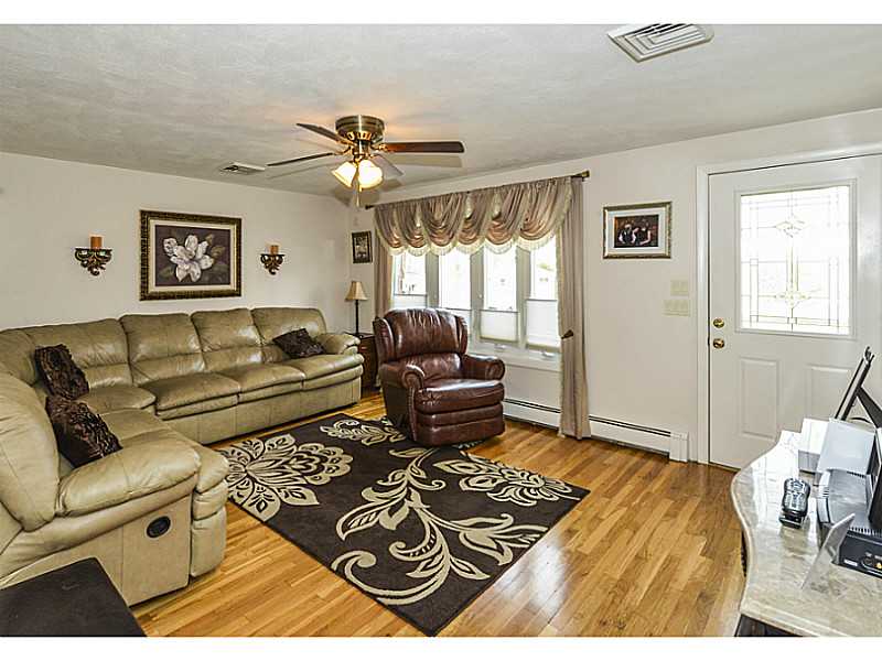 11 Eagle Road Cranston, RI 02920 - Photo 9 of 23 Living Room.