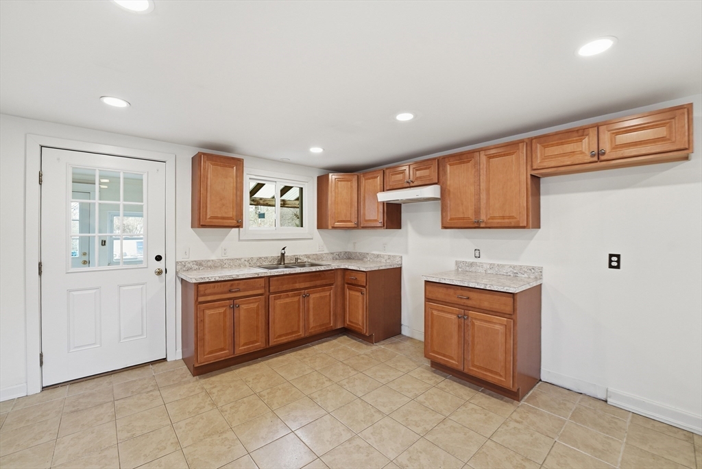 1016 Chestnut Street Palmer, MA 01069 - Photo 15 of 33