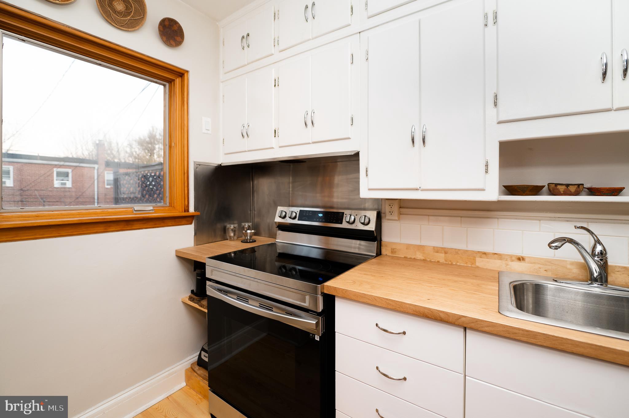 3727 Rexmere Road Baltimore, MD 21218 - Photo 20 of 56 Great flow for cooking...
