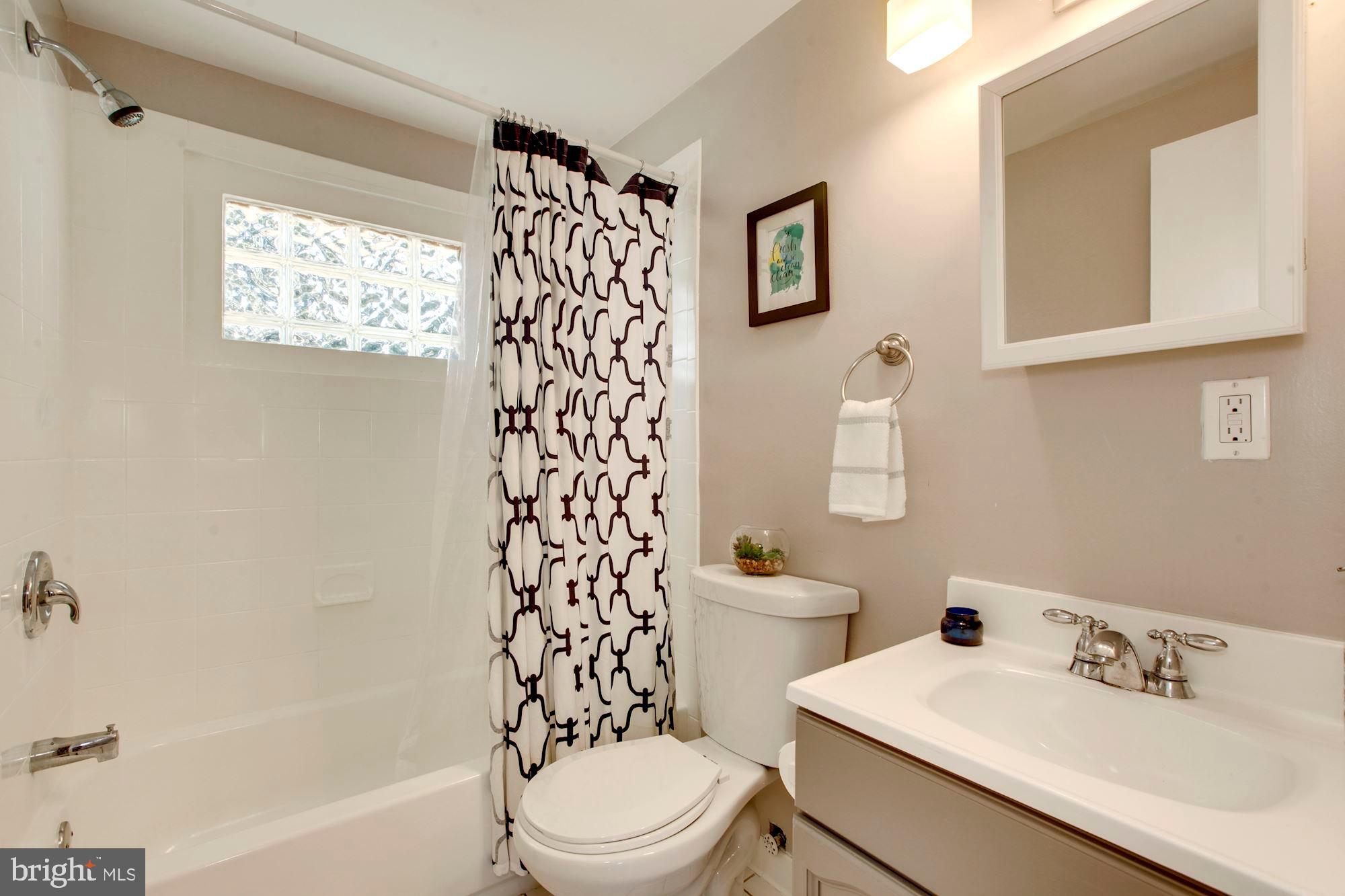 708 Justin Way Silver Spring, MD 20901 - Photo 6 of 30 Full bath on main lvl