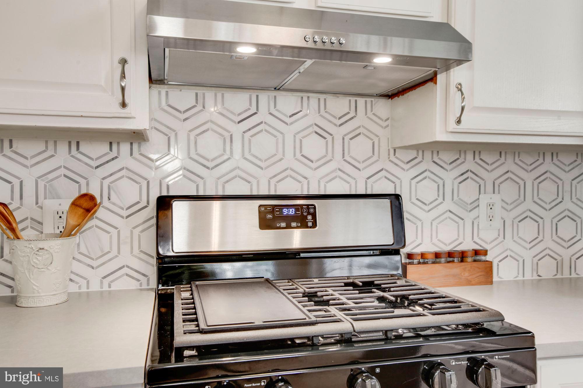 708 Justin Way Silver Spring, MD 20901 - Photo 8 of 30 NEW Gas range and range hood & new backsplash!