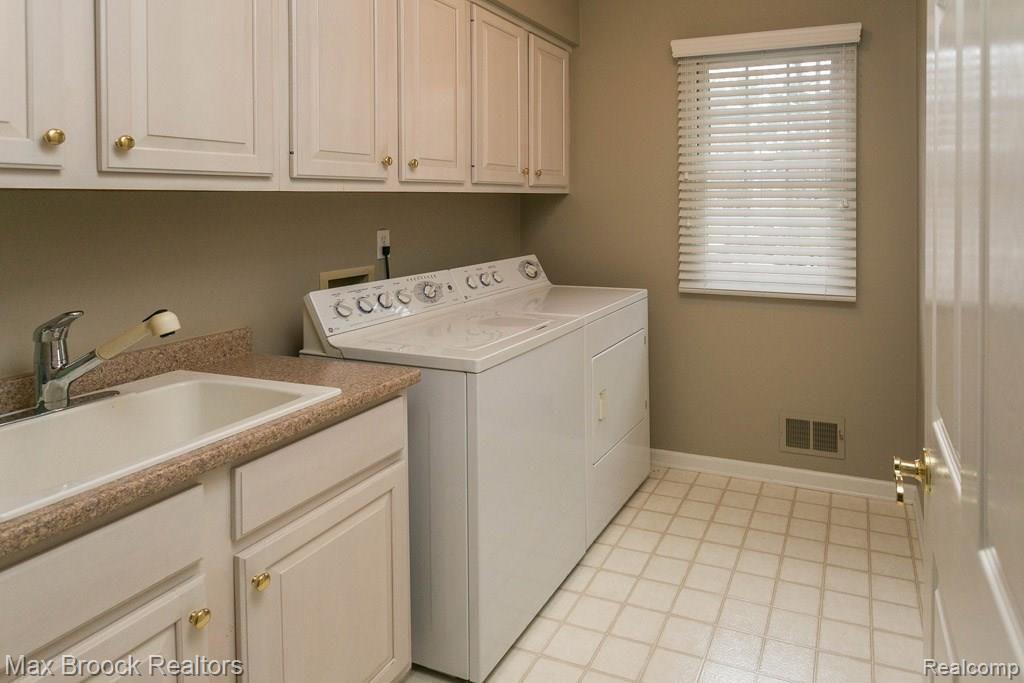 1051 Pointe Pl Boulevard Rochester, MI 48307 - Photo 24 of 37