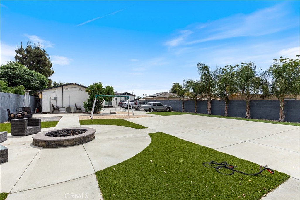834 South Riverside Avenue Rialto, CA 92376 - Photo 25 of 30 Backyard