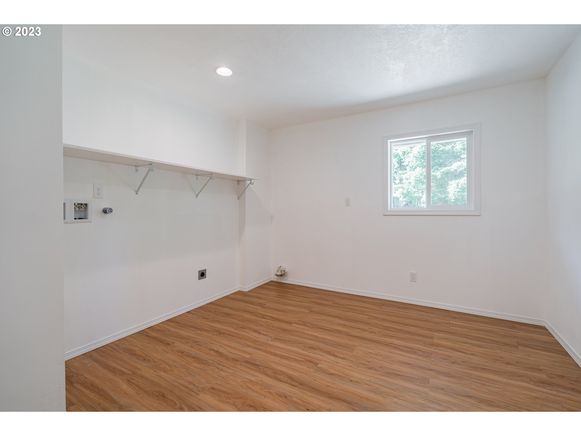 721 Northwest Gropper Road Stevenson, WA 98648 - Photo 25 of 45 a view of empty room with wooden floor