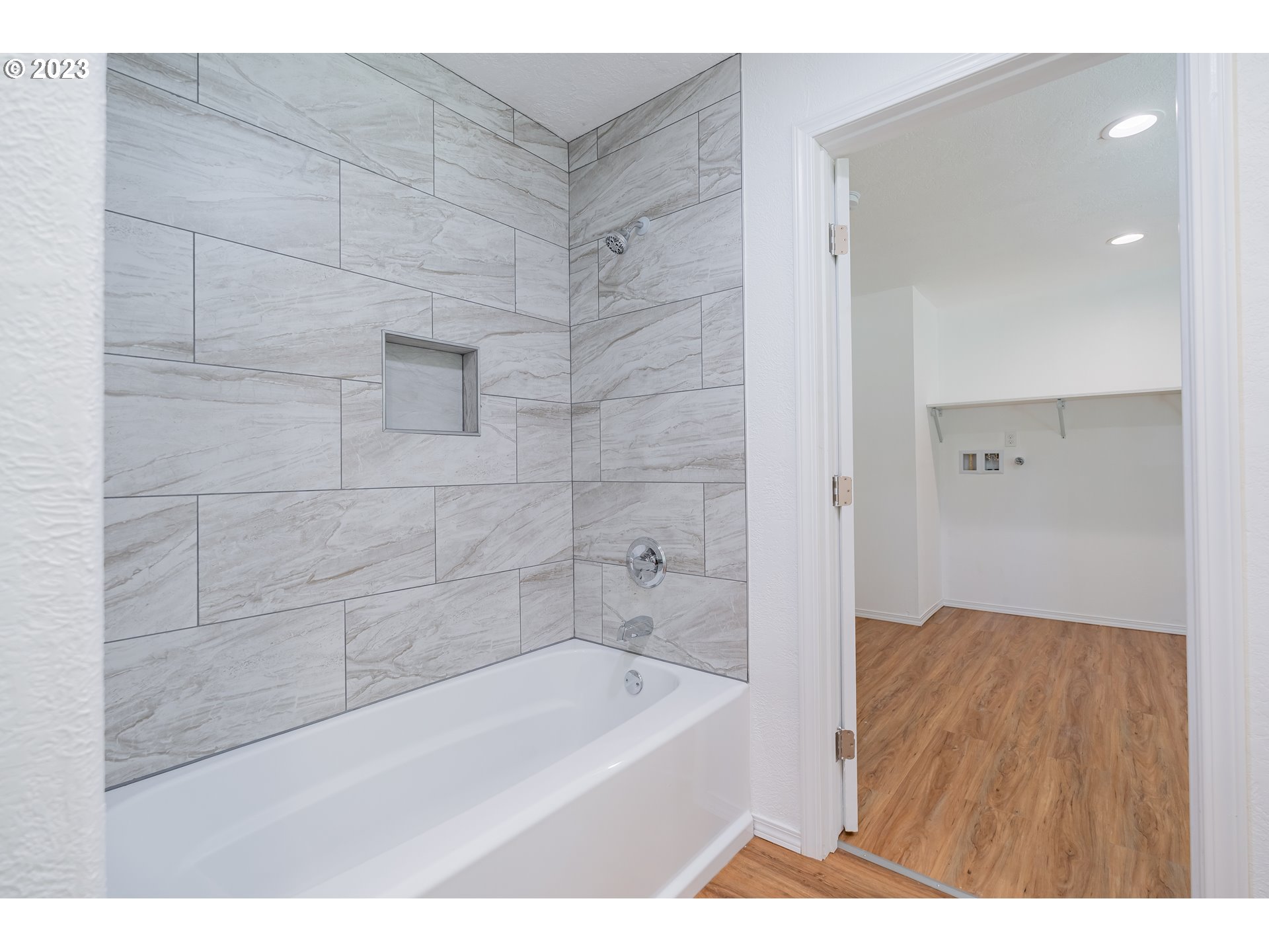 721 Northwest Gropper Road Stevenson, WA 98648 - Photo 29 of 45 a bathroom with a bathtub and a shower