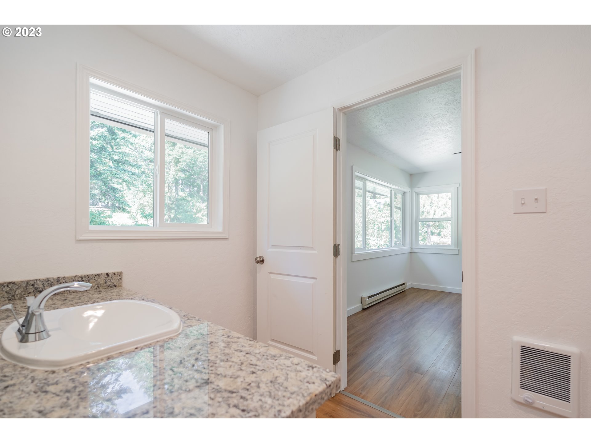 721 Northwest Gropper Road Stevenson, WA 98648 - Photo 31 of 45 a bathroom with a sink granite tub and a mirror