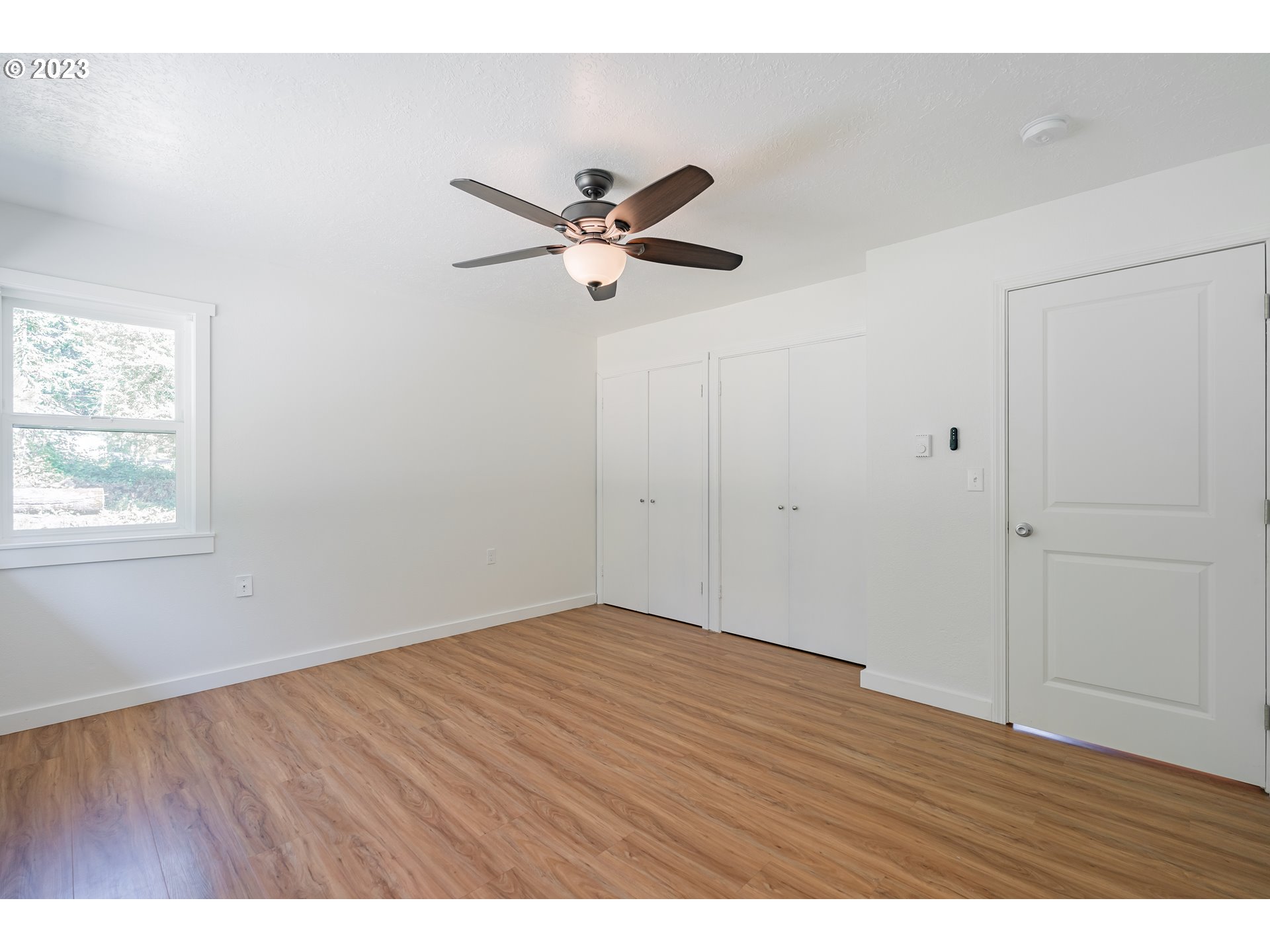 721 Northwest Gropper Road Stevenson, WA 98648 - Photo 32 of 45 a view of room with a ceiling fan and hardwood floor