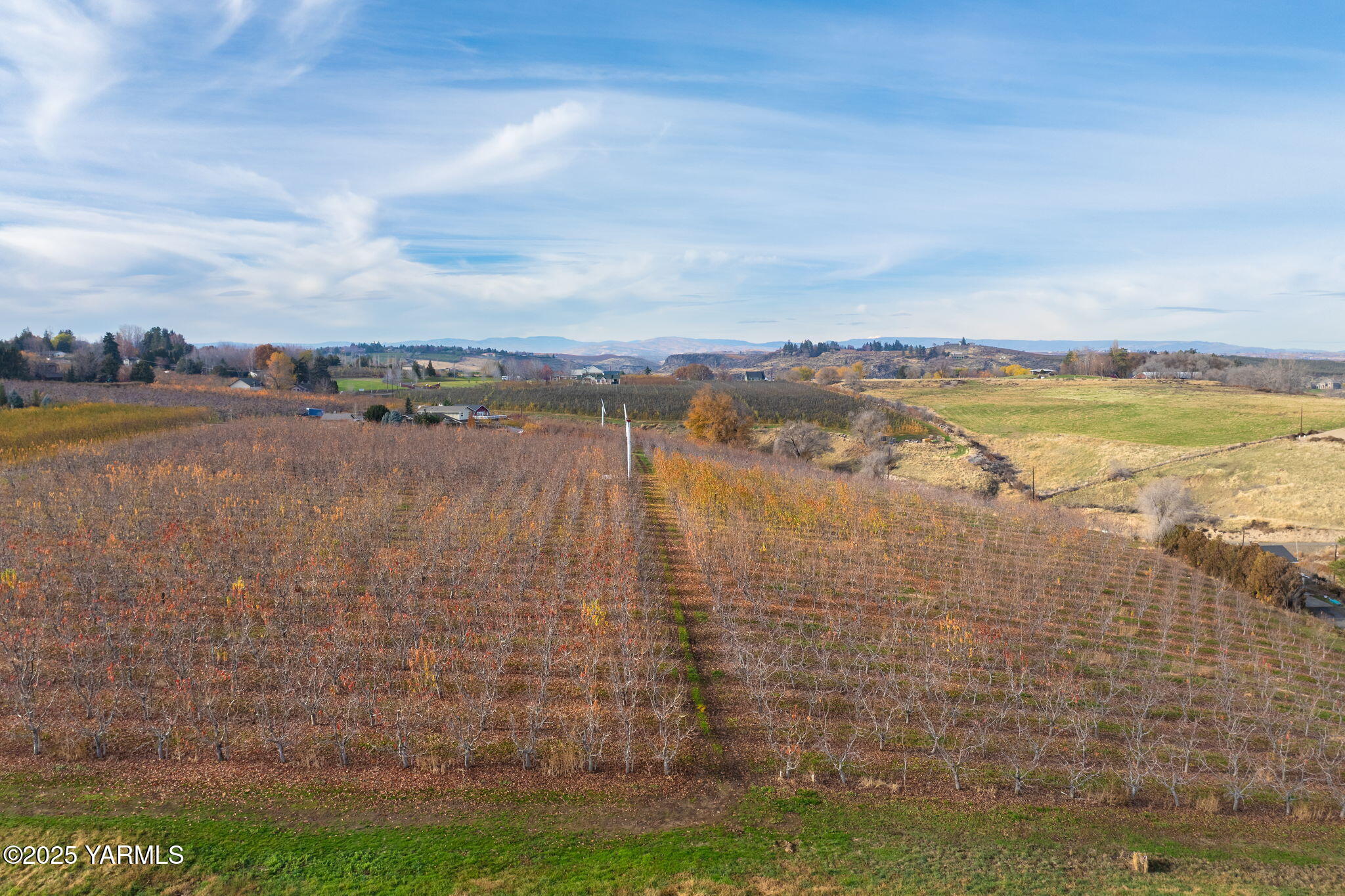 Nka Green Ridge Drive Yakima, WA 98908 - Photo 10 of 14 a view of a lake with houses in the back