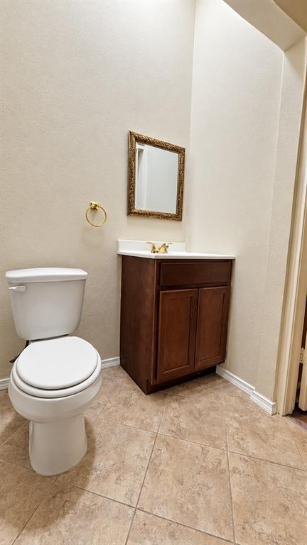 628 Raintree Circle Coppell, TX 75019 - Photo 11 of 30 Half bath downstairs