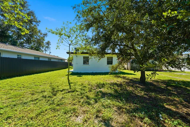 $1,400 | 406 Northwest 7th Court, Hallandale Beach, FL 33009