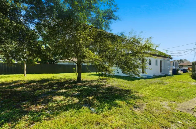 $1,400 | 406 Northwest 7th Court, Hallandale Beach, FL 33009