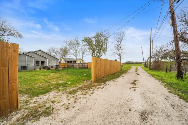 $1,700 | 2111 8th Avenue North, Texas City, TX 77590