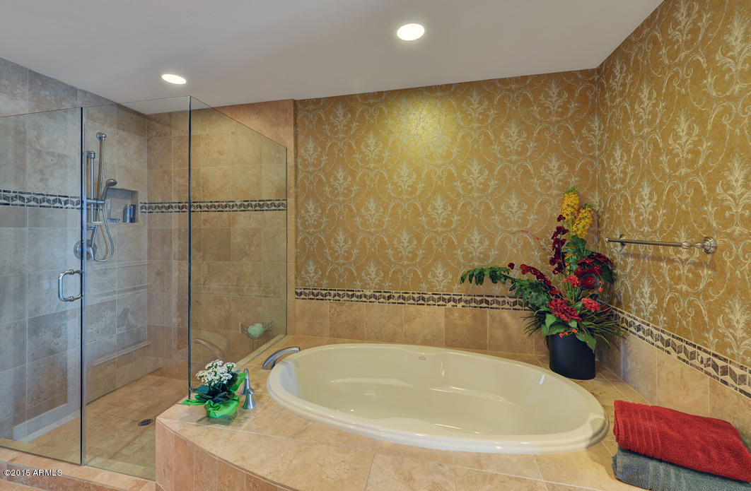 2211 East Camelback Road, Unit 606 Phoenix, AZ 85016 - Photo 25 of 32 Master Bath Tub.jpg