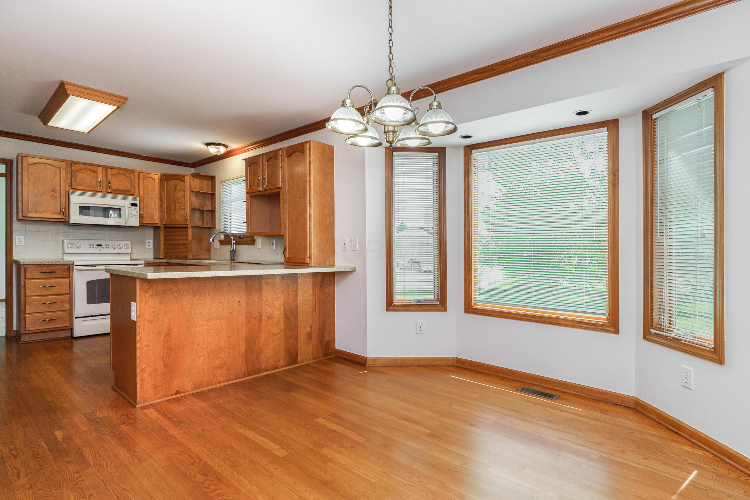 5641 Davidson Road Hilliard, OH 43026 - Photo 7 of 49 Kitchen / Eat Space