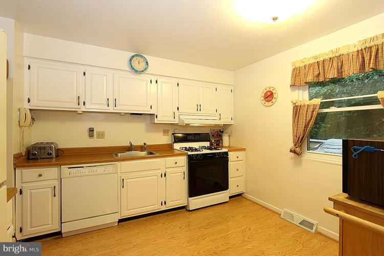 11002 Howland Drive Reston, VA 20191 - Photo 11 of 30 Kitchen