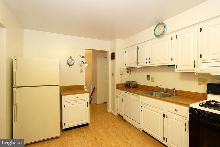 11002 Howland Drive Reston, VA 20191 - Photo 13 of 30 Kitchen