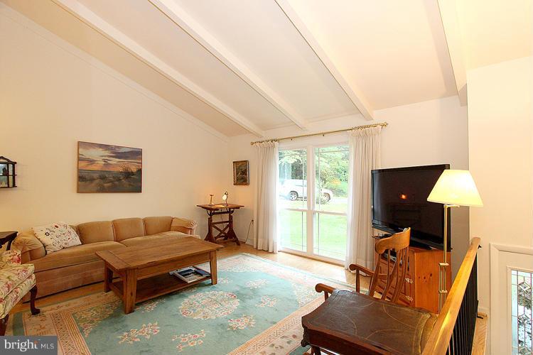 11002 Howland Drive Reston, VA 20191 - Photo 4 of 30 Living Room