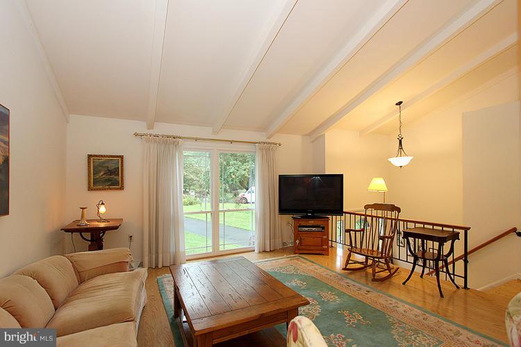11002 Howland Drive Reston, VA 20191 - Photo 7 of 30 Living Room