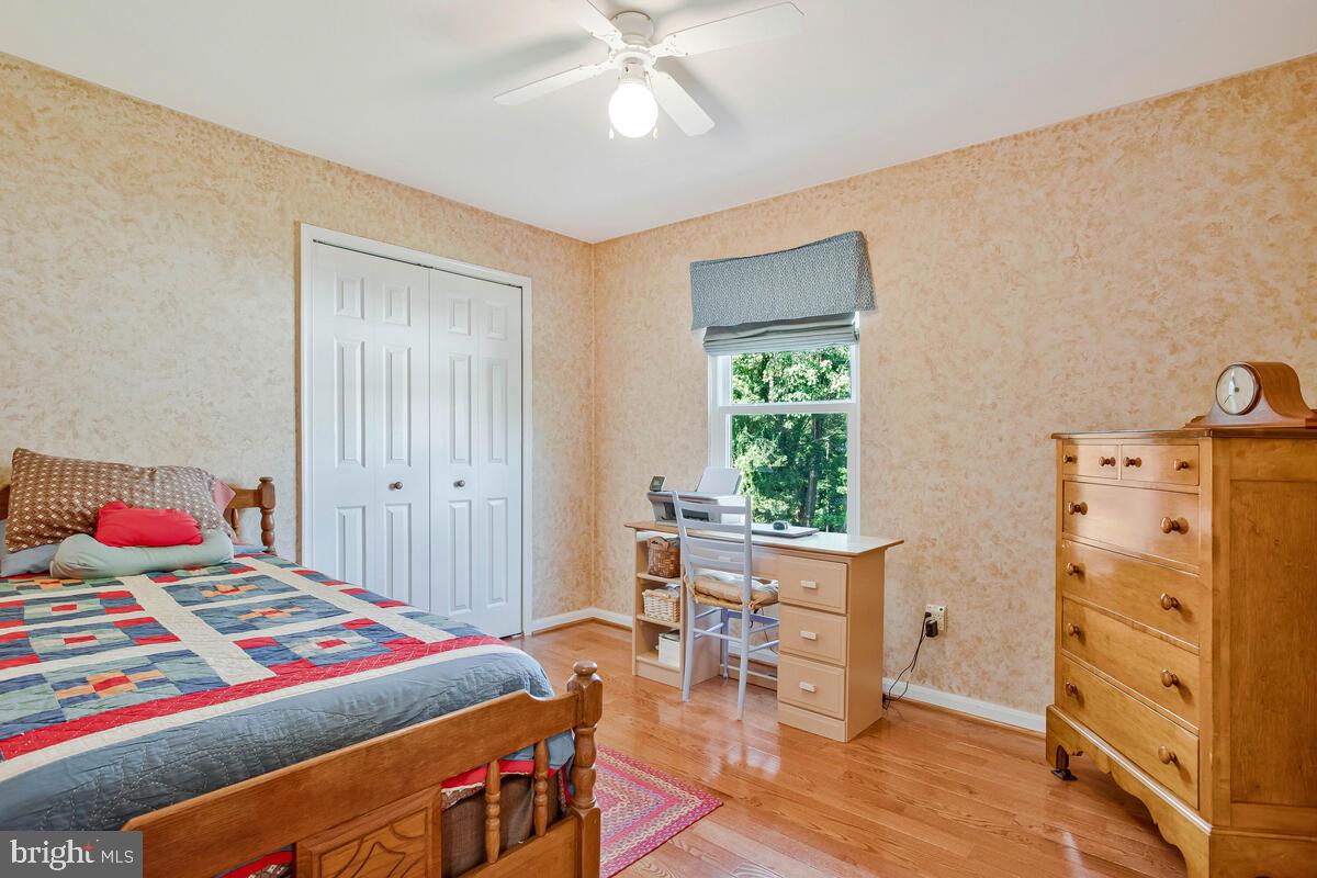 70 South View Drive Huntingtown, MD 20639 - Photo 18 of 34 a bedroom with a bed and a table in it