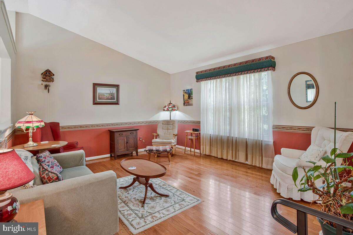 70 South View Drive Huntingtown, MD 20639 - Photo 8 of 34 a living room with furniture a rug and a lamp