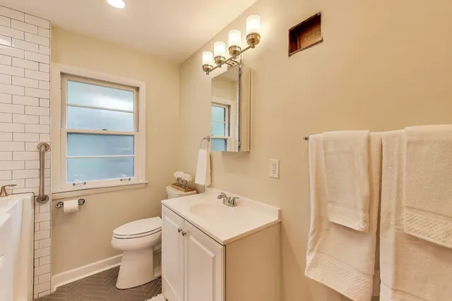 $949,000 | 3801 Madison Street, Oak Brook, IL 60523