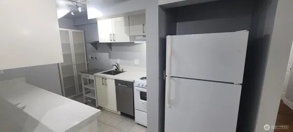 $2,200 | 8011 12th Avenue Northeast, Unit LL, Seattle, WA 98115