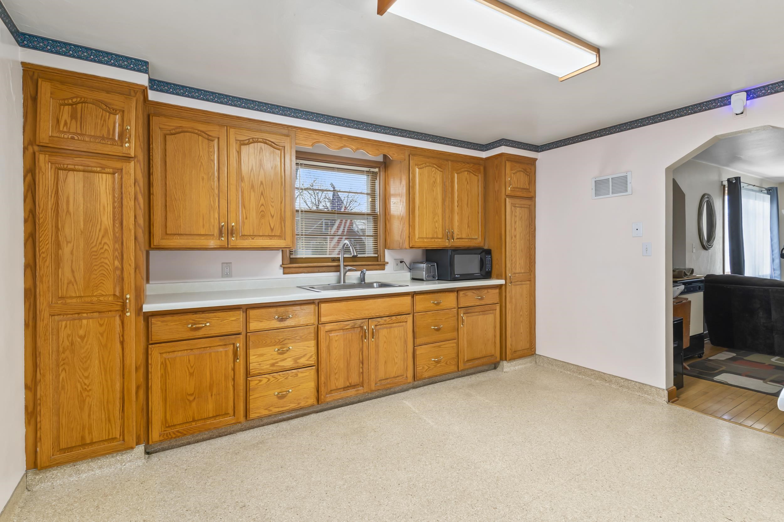 418 North Outagamie Street Appleton, WI 54914 - Photo 4 of 32