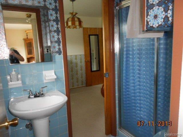 36926 Greenbush Road Wayne, MI 48184 - Photo 10 of 23 Bathroom 2 Main Floor.JPG