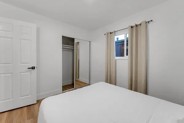 a view of a house with backyard