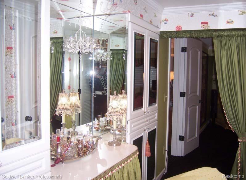 30 Cranbrook Road Bloomfield Hills, MI 48304 - Photo 17 of 24 DARLING DRESSING AREA IN LL