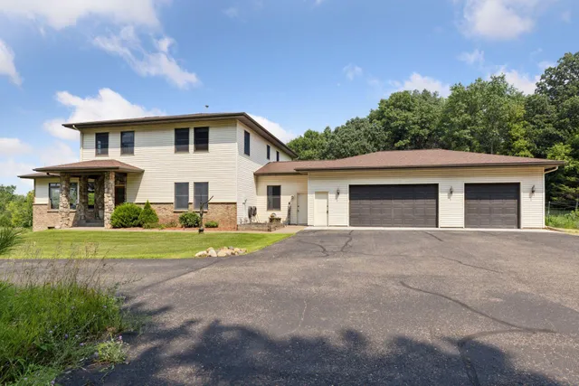 $849,900 | 241 A Glen Circle, River Falls, WI 54022