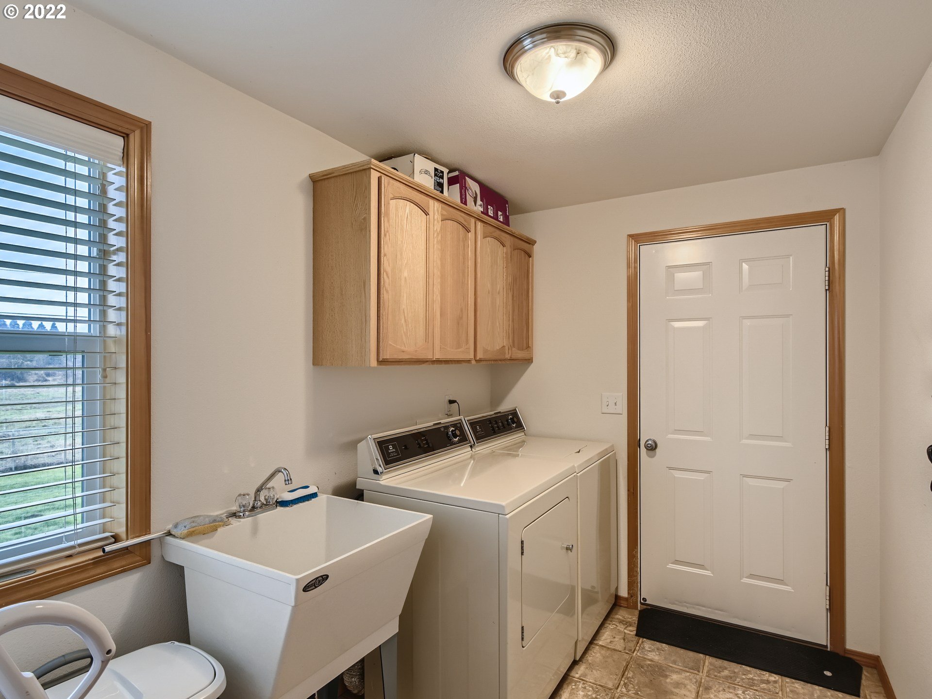 1505 Northeast 194th Street Ridgefield, WA 98642 - Photo 24 of 28 a bathroom with a toilet sink and mirror
