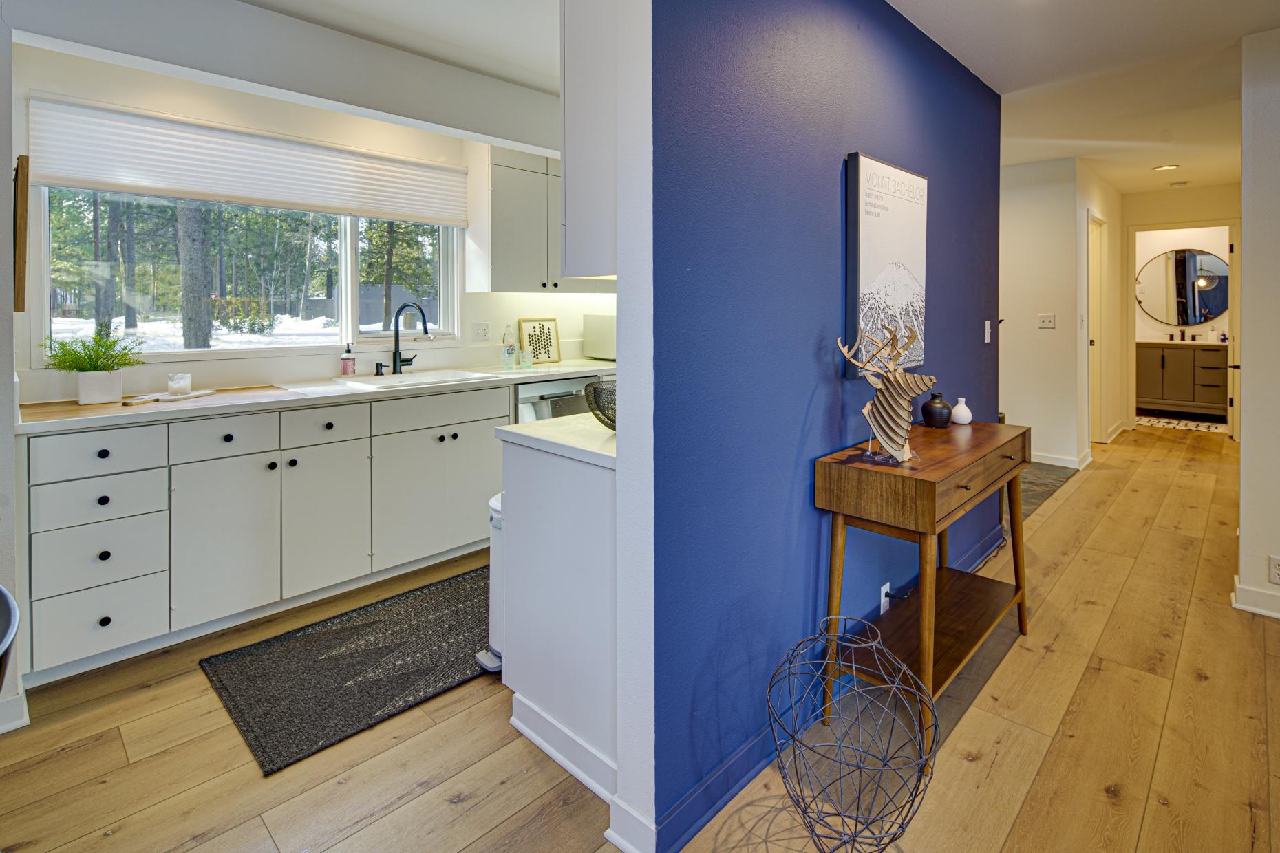 57257 Island Road Sunriver, OR 97707 - Photo 16 of 27 a room with mirror and furniture