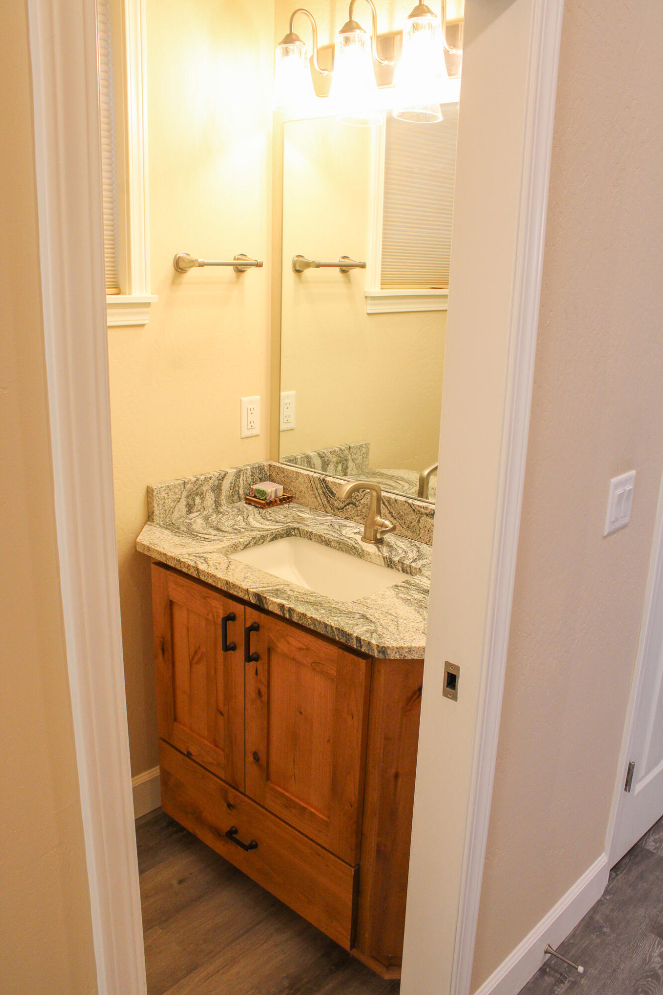 237 Willow Way Talent, OR 97540 - Photo 17 of 28 Kirt Real Estate 2025-60