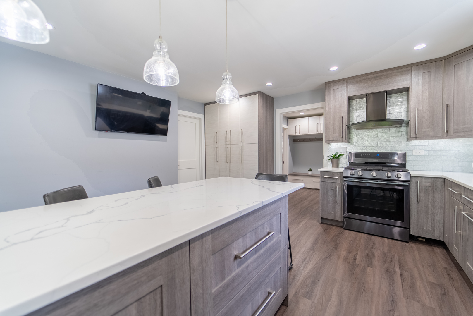 118 East North Avenue Addison, IL 60101 - Photo 19 of 50 a kitchen with a stove and a microwave