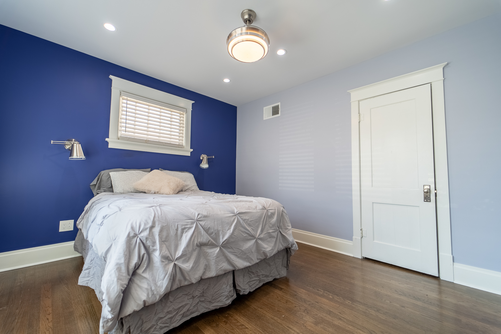 118 East North Avenue Addison, IL 60101 - Photo 21 of 50 a bedroom with a bed and a window