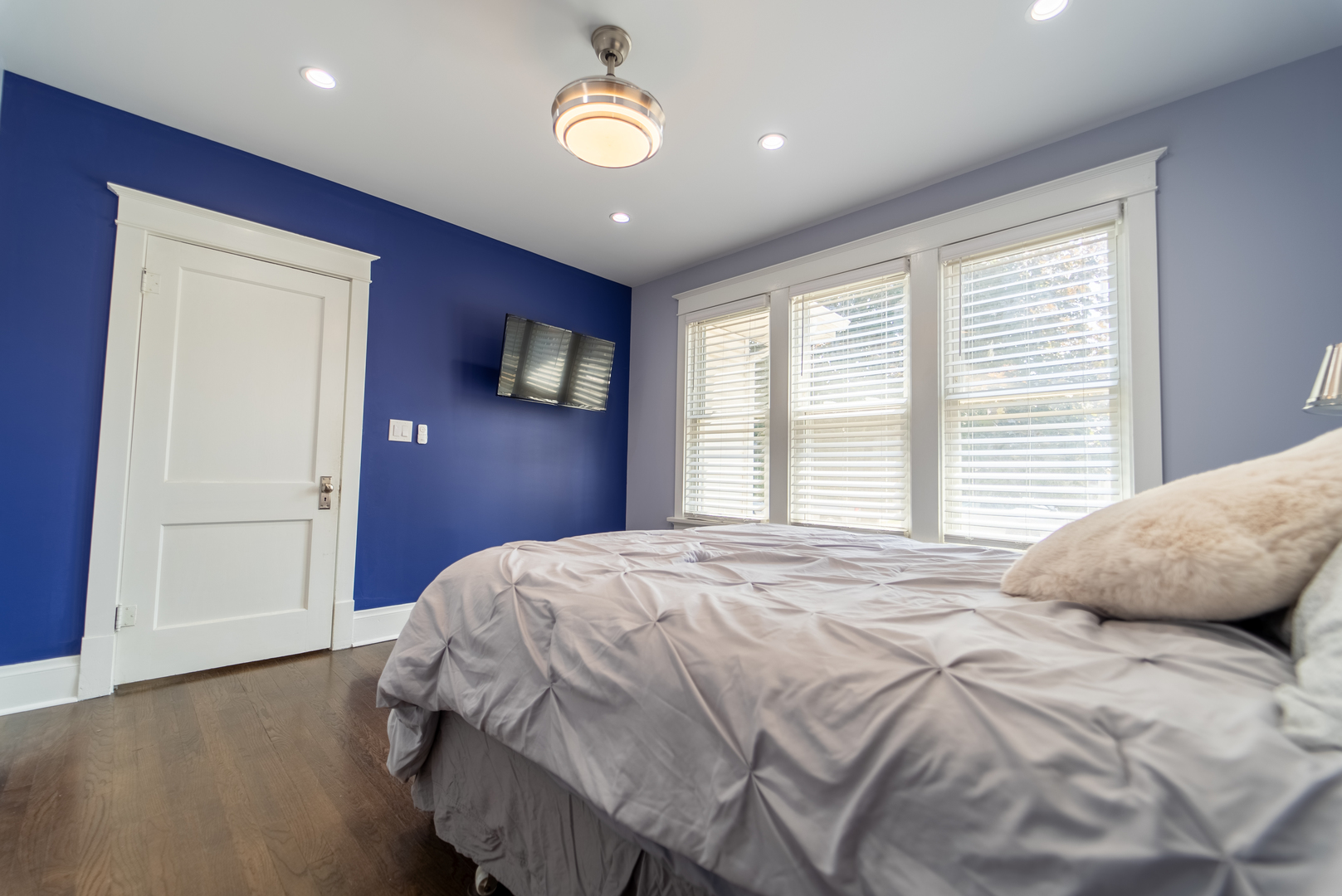118 East North Avenue Addison, IL 60101 - Photo 22 of 50 a bedroom with a bed and a window