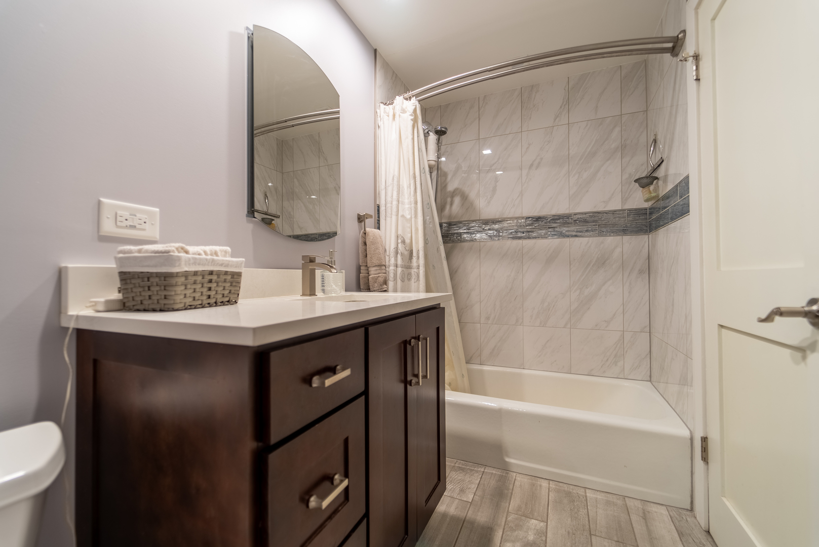 118 East North Avenue Addison, IL 60101 - Photo 31 of 50 a bathroom with a sink and a mirror