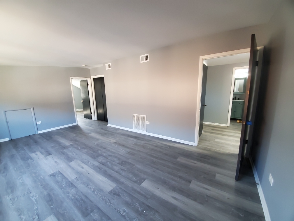 118 East North Avenue Addison, IL 60101 - Photo 33 of 50 a view of a livingroom with wooden floor