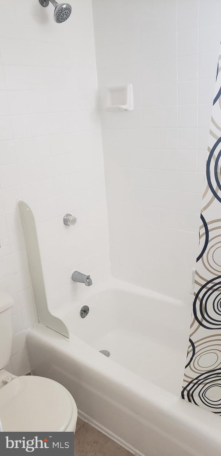 3054 Alabama Road Camden, NJ 08104 - Photo 11 of 25 a bathroom with a bathtub and a toilet