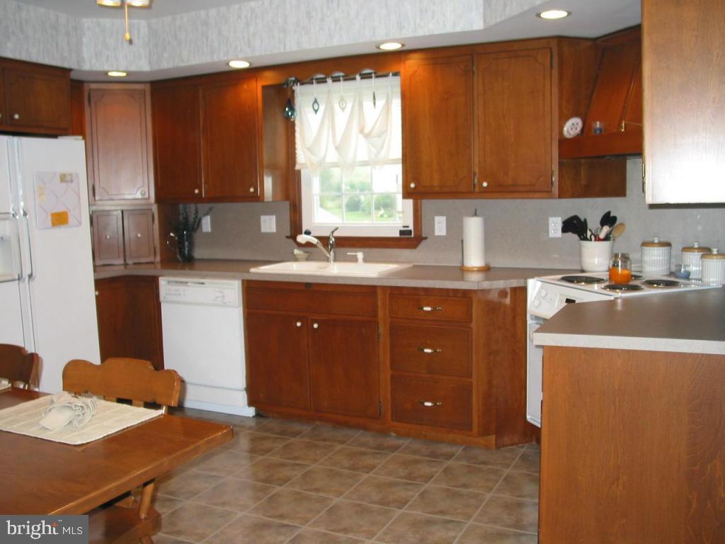 120 Pleasant View Drive Lititz, PA 17543 - Photo 6 of 31