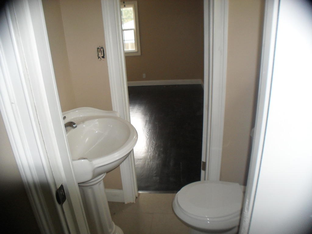 5408 Newberry Road Northwest Knoxville, TN 37921 - Photo 21 of 24 1/2 bath between bedrooms 2 & 3