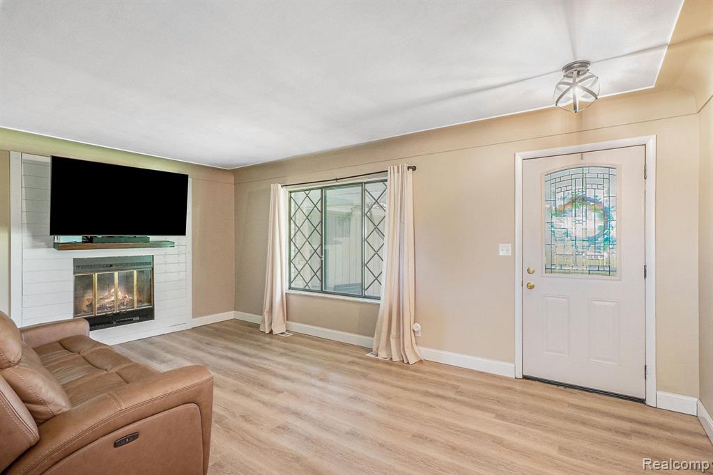 4040 West Thompson Road Linden, MI 48451 - Photo 4 of 26