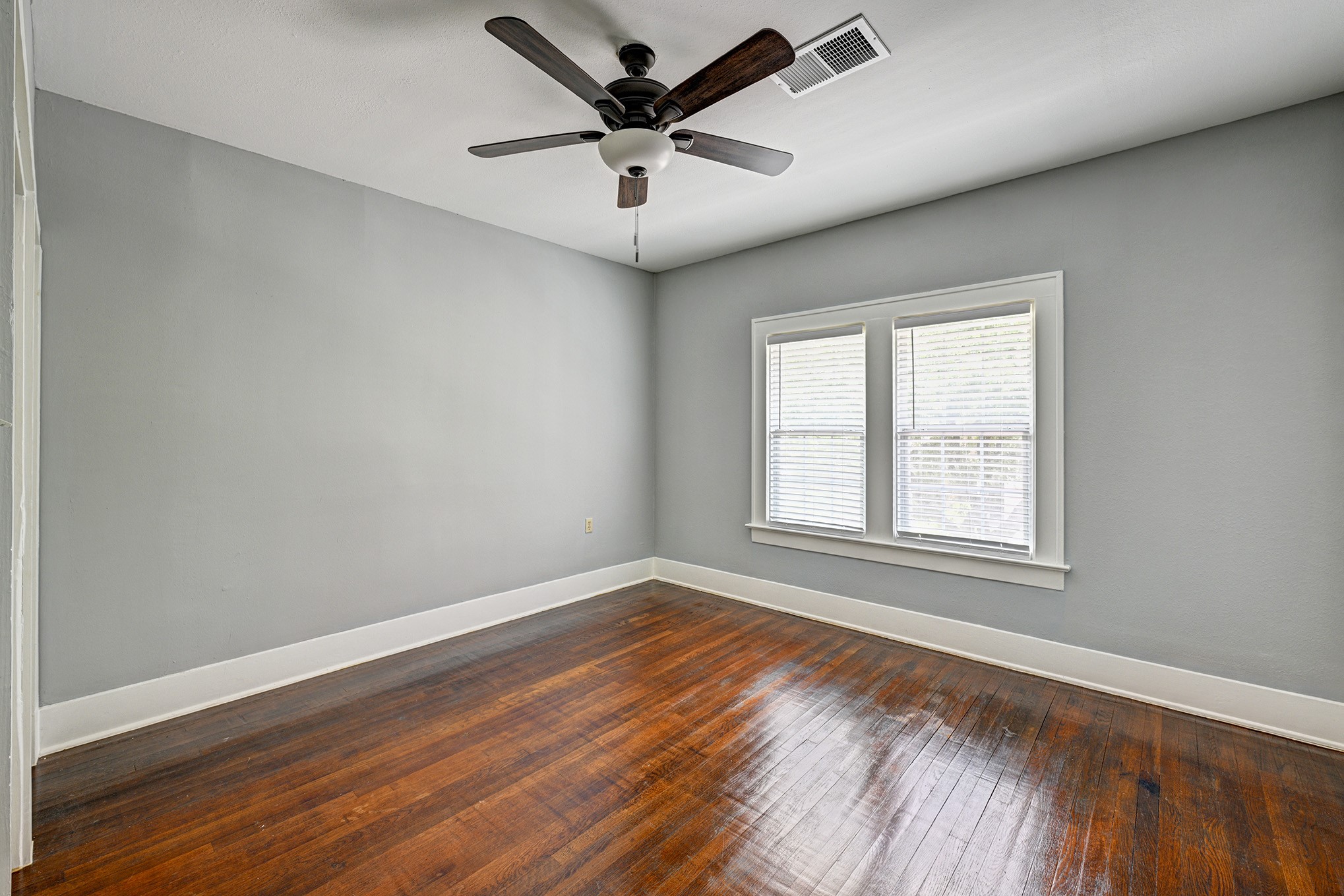 512 West Pierce Street Houston, TX 77019 - Photo 13 of 21 an empty room with wooden floor and windows