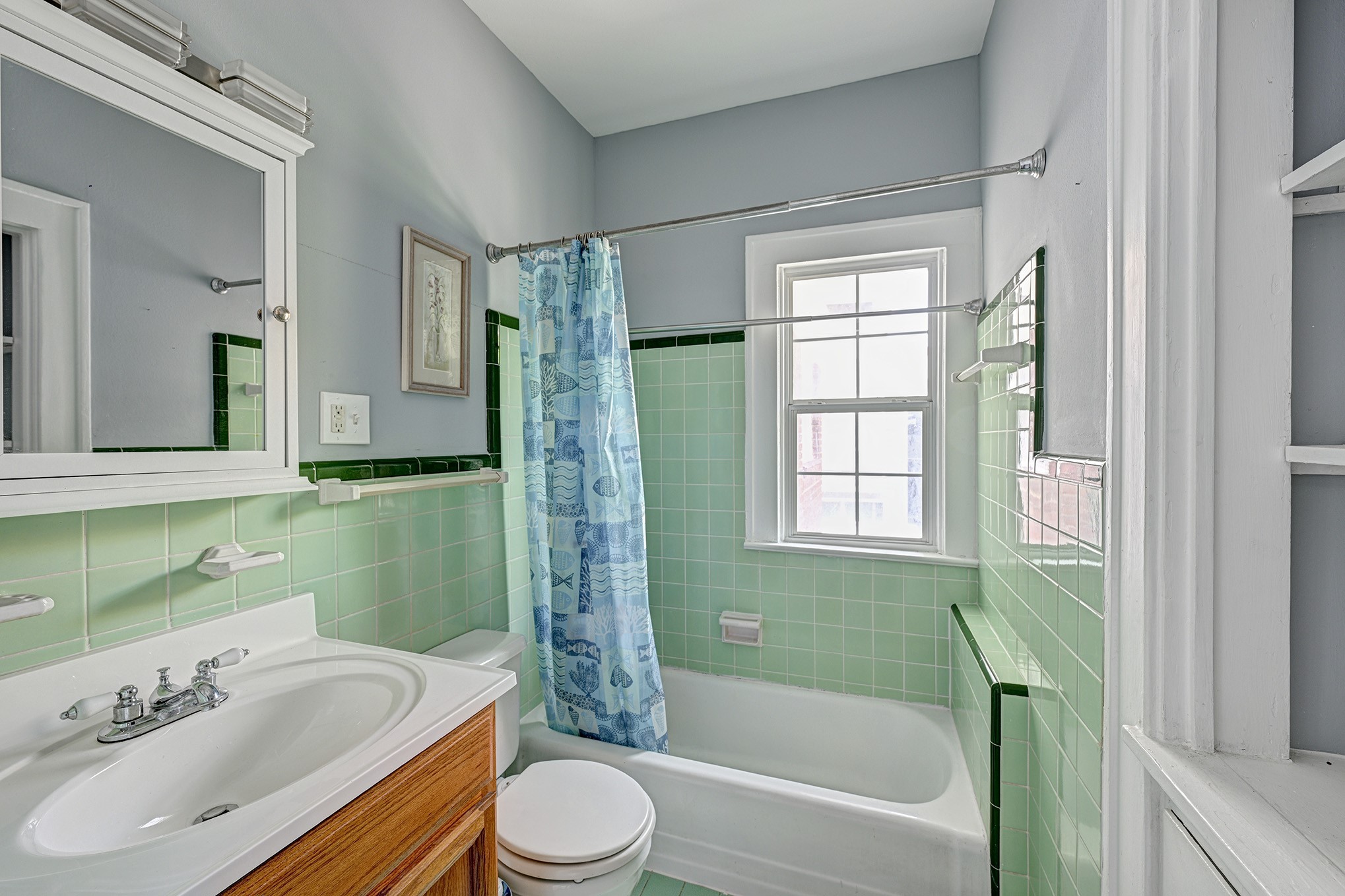 512 West Pierce Street Houston, TX 77019 - Photo 17 of 21 a bathroom with a sink a toilet a mirror a bathtub and shower